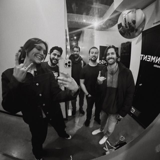 Ruta Norte band members backstage